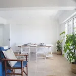 Lisbon Waves Surf Bed and Breakfast