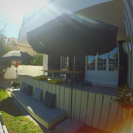 Lisbon Waves Surf Couette-café Almada