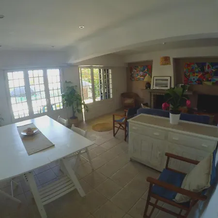 Lisbon Waves Surf Couette-café